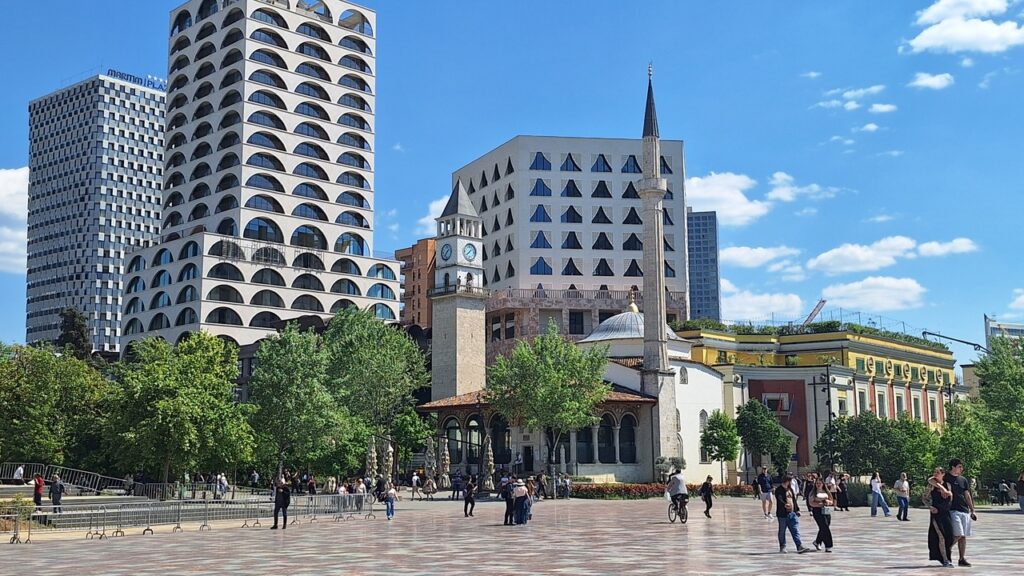 tiran'da modern binalar ve şehir meydanı