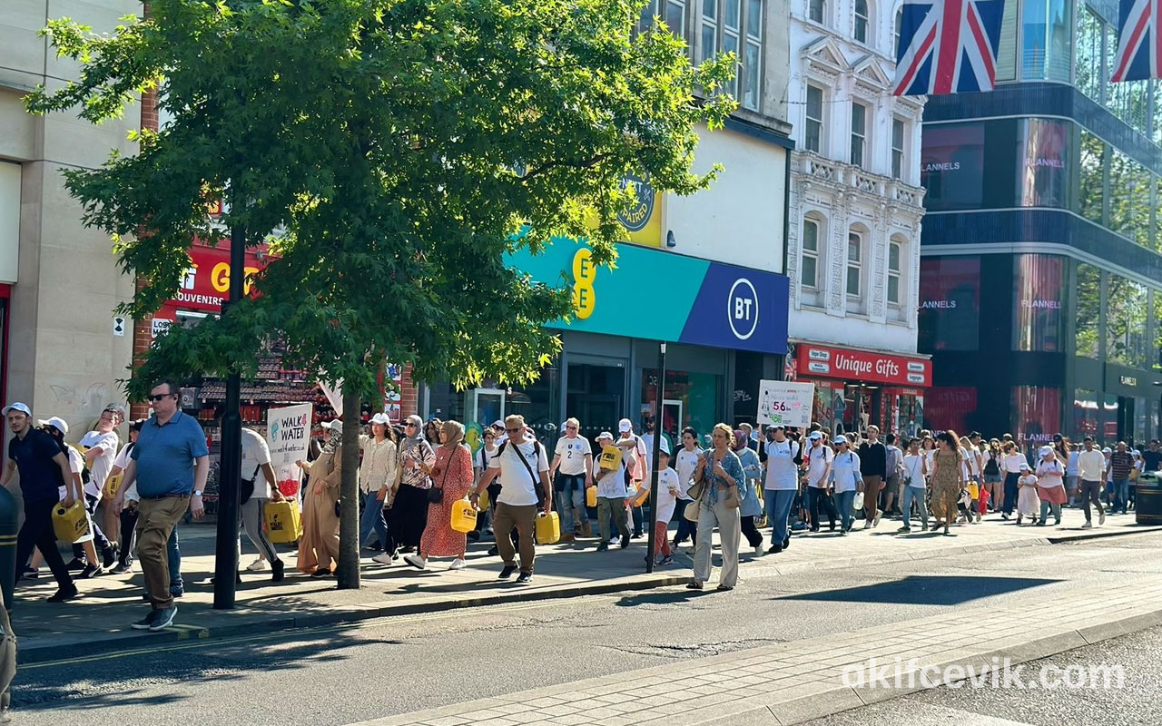 walk4water yürüyüşünde cadde boyunca ilerleyen katılımcılar
